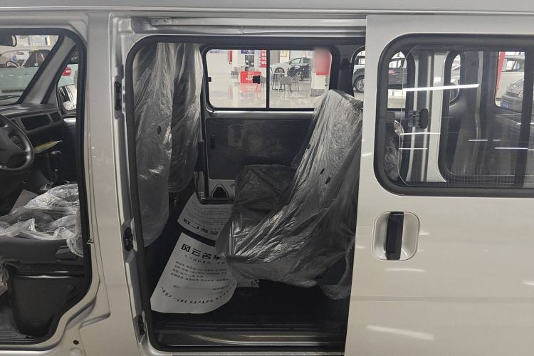 Used Wuling Zhiguang 2023 1.5L Practical Version 5/7 Seats Interior 2