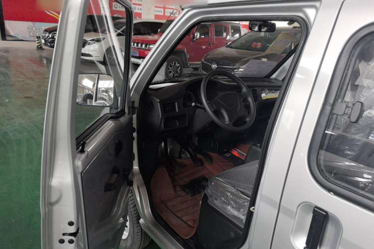 Used Wuling Zhiguang 2023 1.5L Practical Version 5/7 Seats Interior 2