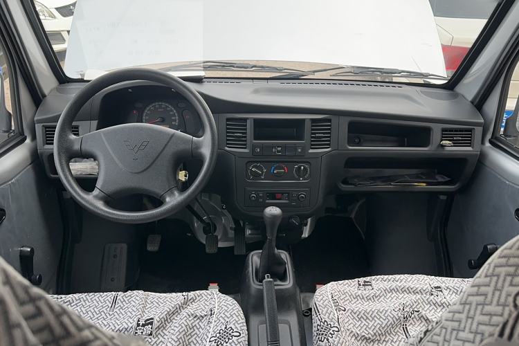 Used Wuling Zhiguang 2023 1.5L Practical Version 5/7 Seats Interior 3