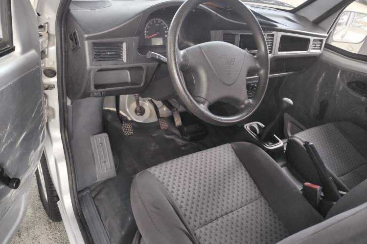 Used Wuling Zhiguang 2023 1.5L Practical Version 5/7 Seats Interior 3