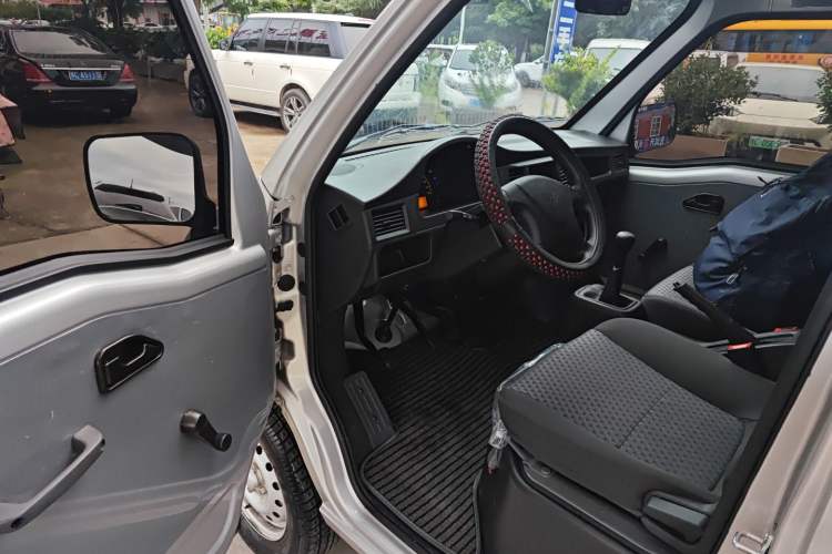 Used Wuling Zhiguang 2023 1.5L Practical Version 5/7 Seats Interior 3