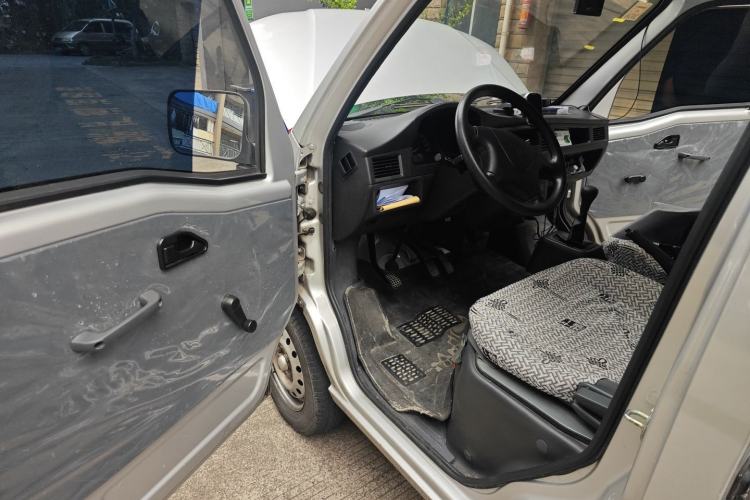 Used Wuling Zhiguang 2023 1.5L Practical Version 5/7 Seats Interior 3