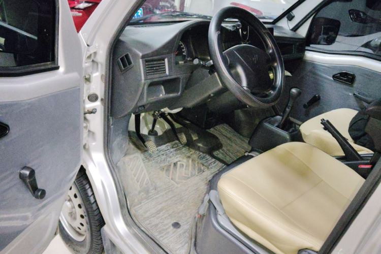 Used Wuling Zhiguang 2023 1.5L Practical Version 5/7 Seats Interior 3