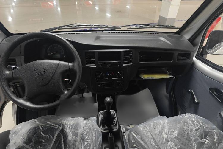 Used Wuling Zhiguang 2023 1.5L Practical Version 5/7 Seats Interior 3