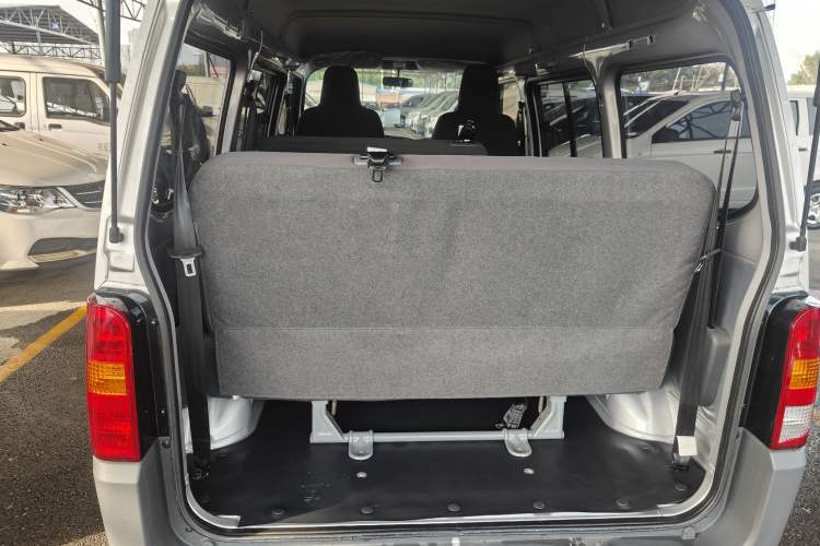 Used Wuling Zhiguang 2023 1.5L Practical Version 5/7 Seats Interior 3
