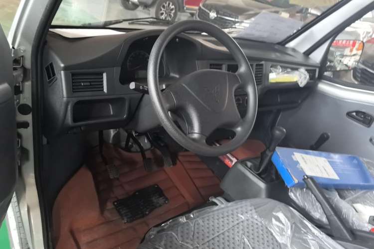 Used Wuling Zhiguang 2023 1.5L Practical Version 5/7 Seats Interior 3