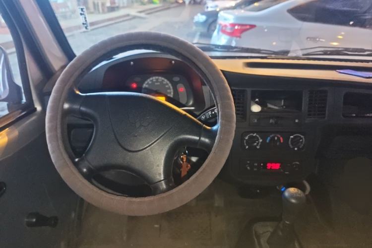 Used Wuling Zhiguang 2023 1.5L Practical Version 5/7 Seats Interior 3