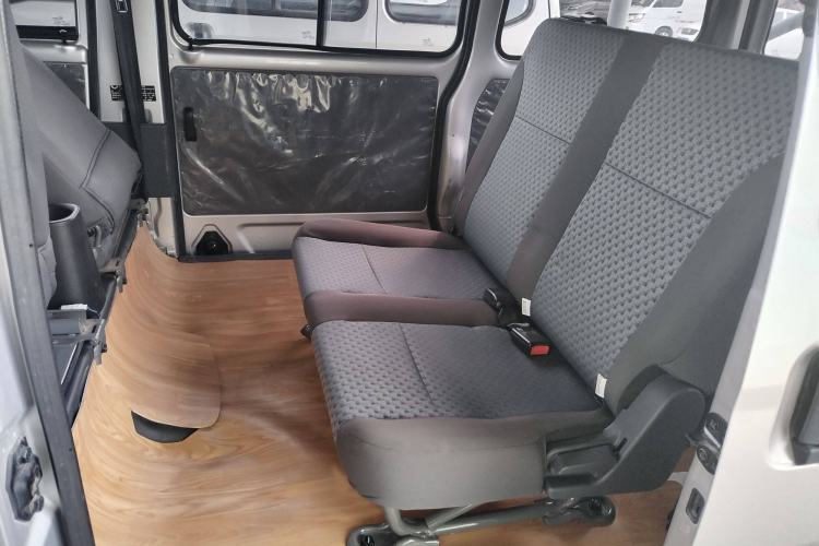 Used Wuling Zhiguang 2023 1.5L Practical Version 5/7 Seats Interior 4
