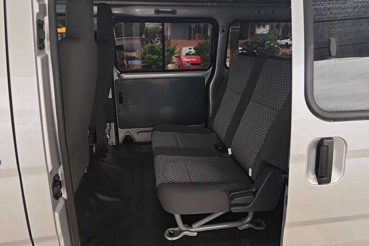 Used Wuling Zhiguang 2023 1.5L Practical Version 5/7 Seats Interior 4