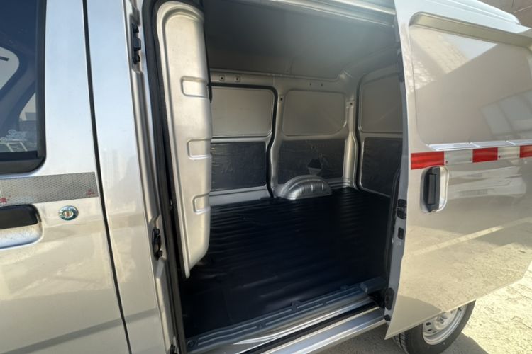 Used Wuling Zhiguang 2023 1.5L Utility Version with Enclosed Windows 2 Seats Interior 9