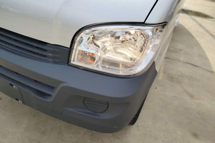 Used Wuling Zhiguang 2023 1.5L Practical Version 5/7 Seats Left Front Headlight