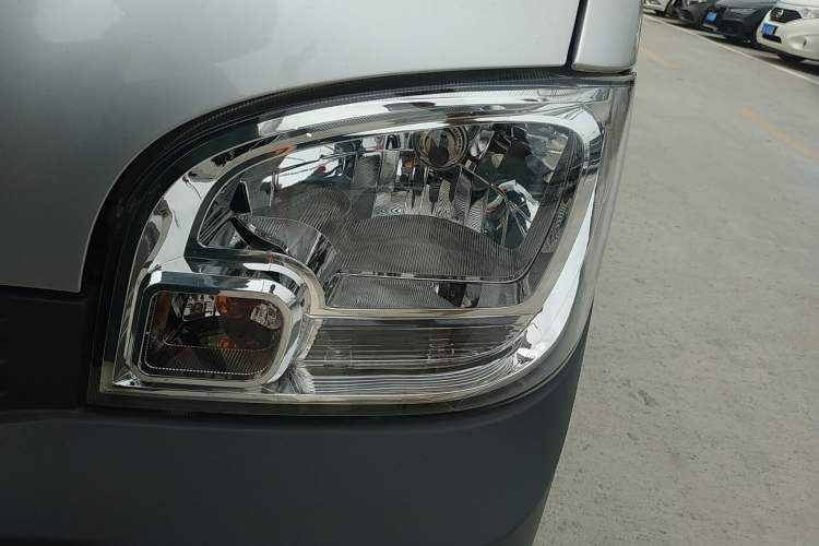 Used Wuling Zhiguang 2023 1.5L Practical Version 5/7 Seats Left Front Headlight