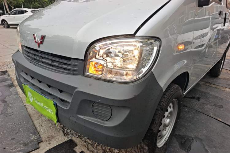 Used Wuling Zhiguang 2023 1.5L Practical Version 5/7 Seats Left Front Headlight