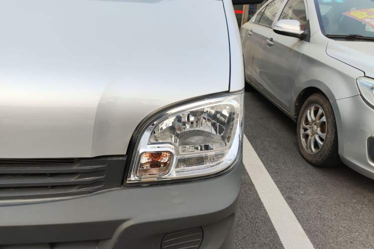Used Wuling Zhiguang 2023 1.5L Practical Version 5/7 Seats Left Front Headlight