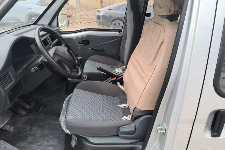 Used Wuling Zhiguang 2023 1.5L Practical Version 5/7 Seats Left Front Seat