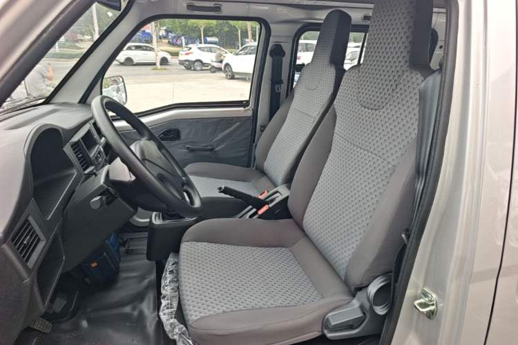 Used Wuling Zhiguang 2023 1.5L Practical Version 5/7 Seats Left Front Seat