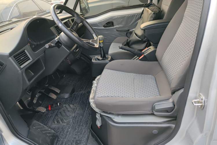 Used Wuling Zhiguang 2023 1.5L Practical Version 5/7 Seats Left Front Seat