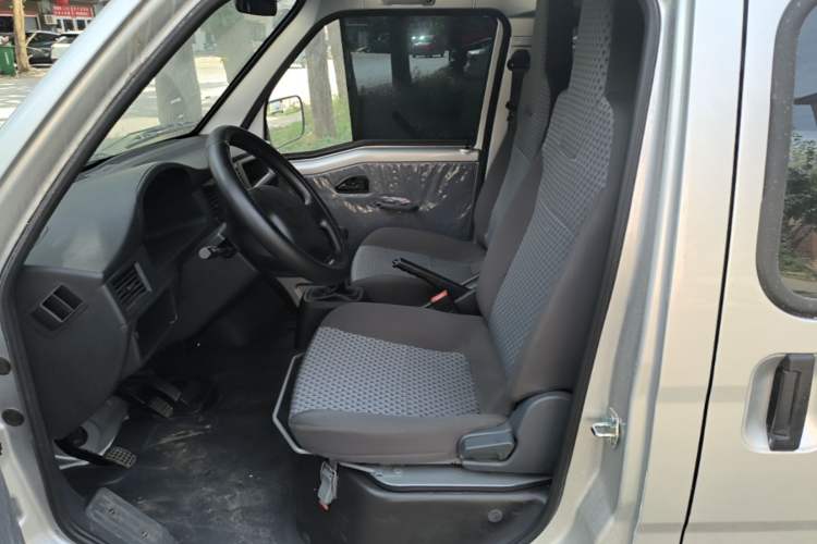 Used Wuling Zhiguang 2023 1.5L Practical Version 5/7 Seats Left Front Seat