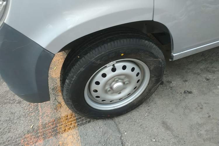 Used Wuling Zhiguang 2023 1.5L Practical Version 5/7 Seats Left Front Wheel Hub