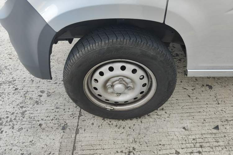 Used Wuling Zhiguang 2023 1.5L Practical Version 5/7 Seats Left Front Wheel Hub