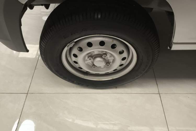 Used Wuling Zhiguang 2023 1.5L Practical Version 5/7 Seats Left Front Wheel Hub