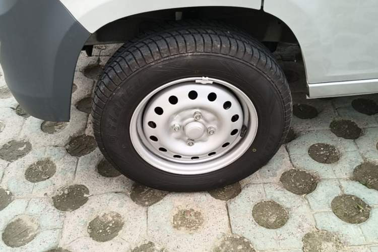 Used Wuling Zhiguang 2023 1.5L Practical Version 5/7 Seats Left Front Wheel Hub