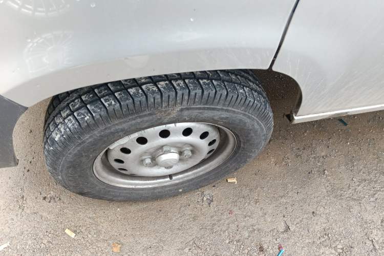 Used Wuling Zhiguang 2023 1.5L Practical Version 5/7 Seats Left Front Wheel Hub