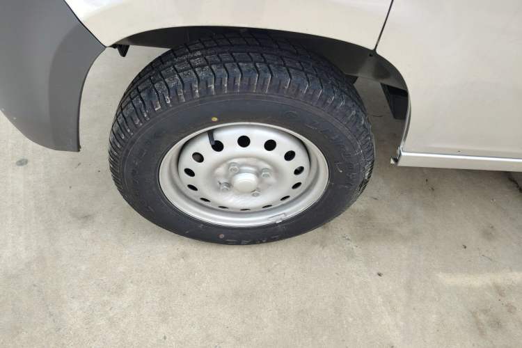 Used Wuling Zhiguang 2023 1.5L Practical Version 5/7 Seats Left Front Wheel Hub
