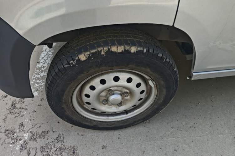 Used Wuling Zhiguang 2023 1.5L Practical Version 5/7 Seats Left Front Wheel Hub
