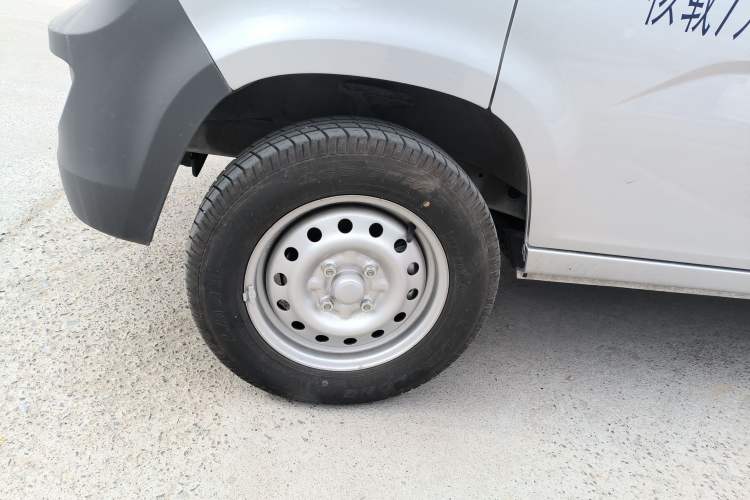 Used Wuling Zhiguang 2023 1.5L Practical Version 5/7 Seats Left Front Wheel Hub