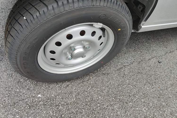 Used Wuling Zhiguang 2023 1.5L Practical Version 5/7 Seats Left Front Wheel Hub