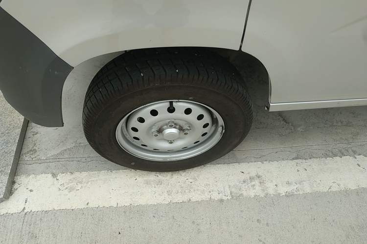 Used Wuling Zhiguang 2023 1.5L Practical Version 5/7 Seats Left Front Wheel Hub