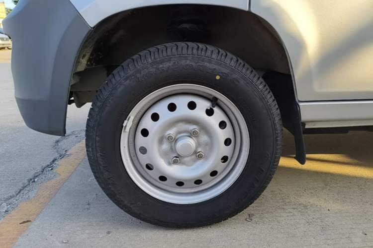 Used Wuling Zhiguang 2023 1.5L Practical Version 5/7 Seats Left Front Wheel Hub