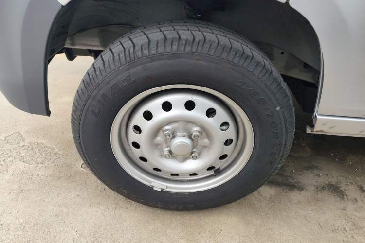 Used Wuling Zhiguang 2023 1.5L Practical Version 5/7 Seats Left Front Wheel Hub