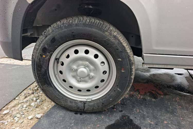 Used Wuling Zhiguang 2023 1.5L Practical Version 5/7 Seats Left Front Wheel Hub