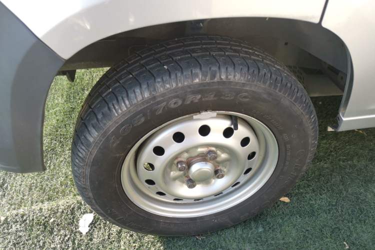 Used Wuling Zhiguang 2023 1.5L Practical Version 5/7 Seats Left Front Wheel Hub