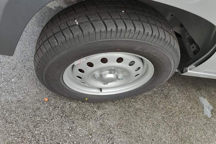 Used Wuling Zhiguang 2023 1.5L Practical Version 5/7 Seats Left Front Wheel Hub