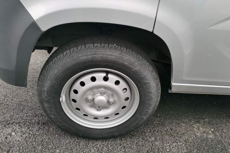 Used Wuling Zhiguang 2023 1.5L Utility Version with Enclosed Windows 2 Seats Left Front Wheel Hub