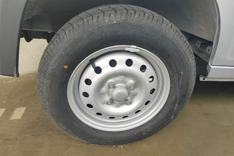 Used Wuling Zhiguang 2023 1.5L Practical Version 5/7 Seats Left Front Wheel Hub