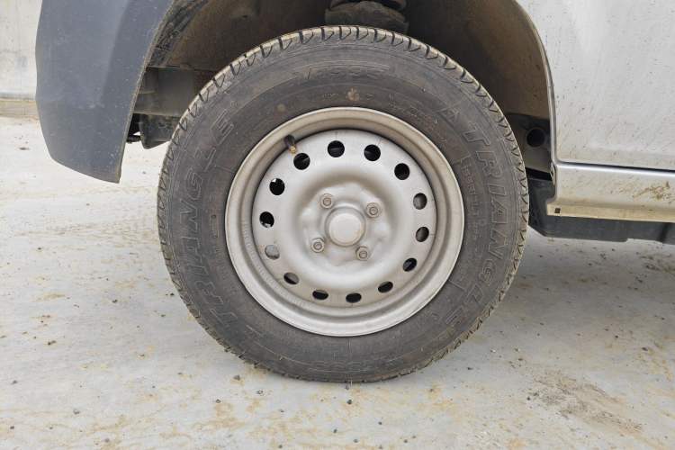 Used Wuling Zhiguang 2023 1.5L Utility Version with Enclosed Windows 2 Seats Left Front Wheel Hub