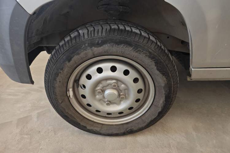 Used Wuling Zhiguang 2023 1.5L Practical Version 5/7 Seats Left Front Wheel Hub