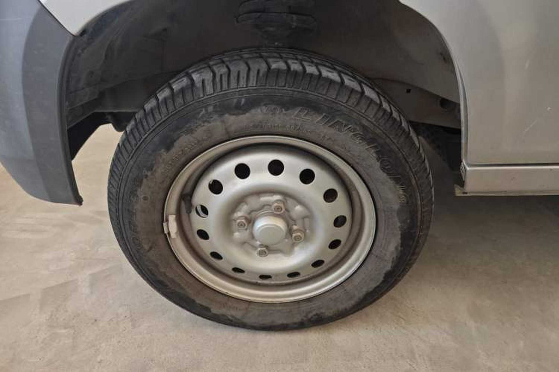 Used Wuling Zhiguang 2023 1.5L Practical Version 5/7 Seats Left Front Wheel Hub