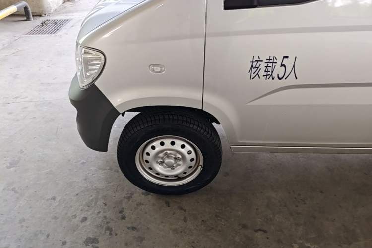 Used Wuling Zhiguang 2023 1.5L Practical Version 5/7 Seats Left Front Wheel Hub