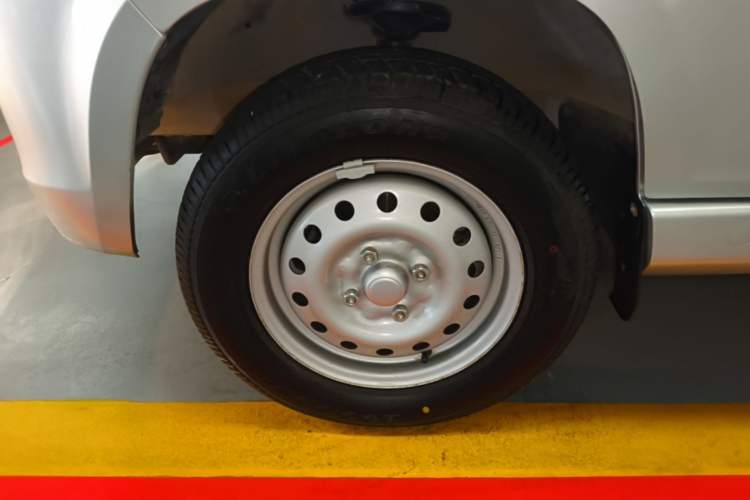 Used Wuling Zhiguang 2023 1.5L Practical Version 5/7 Seats Left Front Wheel Hub