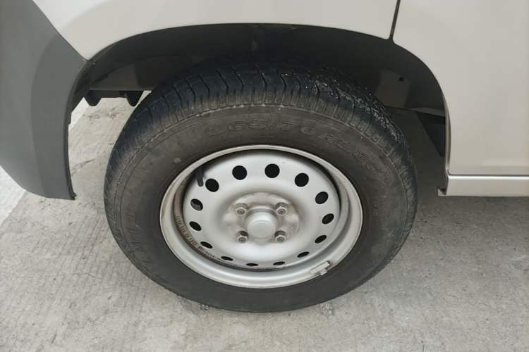 Used Wuling Zhiguang 2023 1.5L Practical Version 5/7 Seats Left Front Wheel Hub