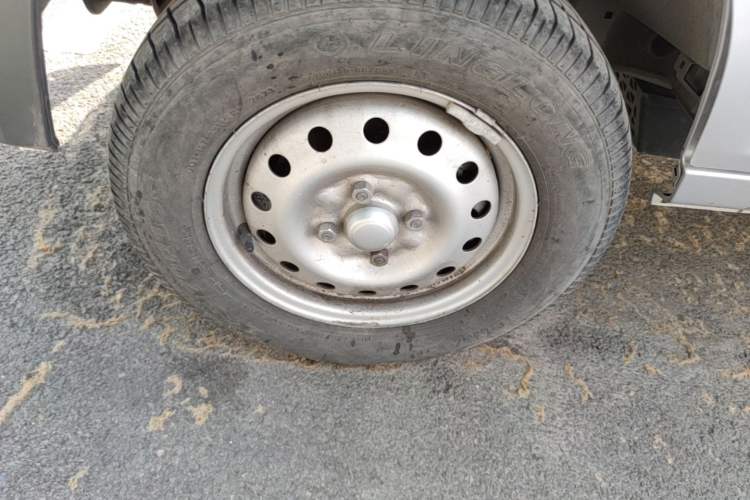 Used Wuling Zhiguang 2023 1.5L Practical Version 5/7 Seats Left Front Wheel Hub