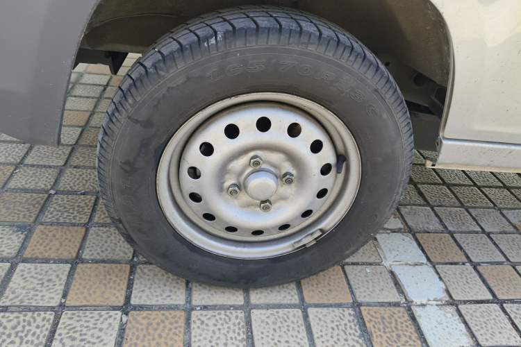 Used Wuling Zhiguang 2023 1.5L Practical Version 5/7 Seats Left Front Wheel Hub