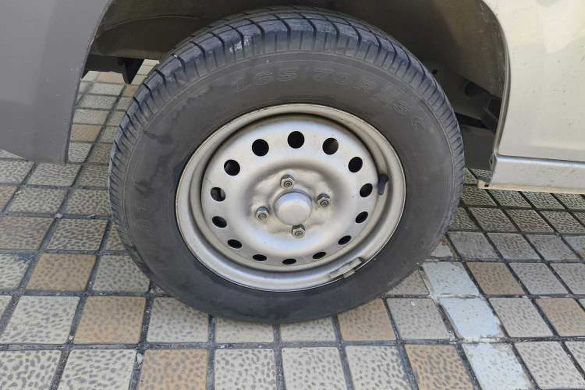 Used Wuling Zhiguang 2023 1.5L Practical Version 5/7 Seats Left Front Wheel Hub