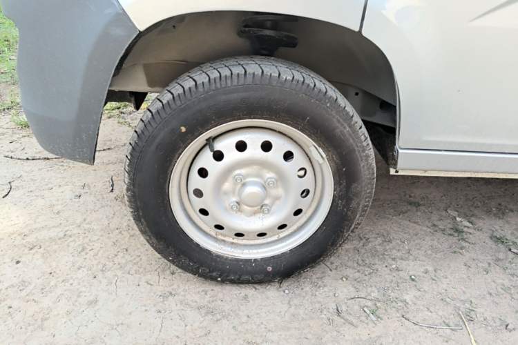 Used Wuling Zhiguang 2023 1.5L Practical Version 5/7 Seats Left Front Wheel Hub