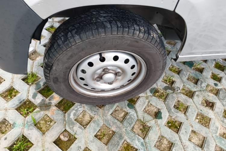Used Wuling Zhiguang 2023 1.5L Practical Version 5/7 Seats Left Front Wheel Hub